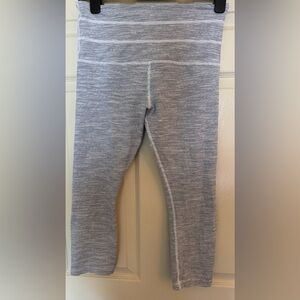 Lorna Jane Sport Crops Gray/White Strips Size Medium